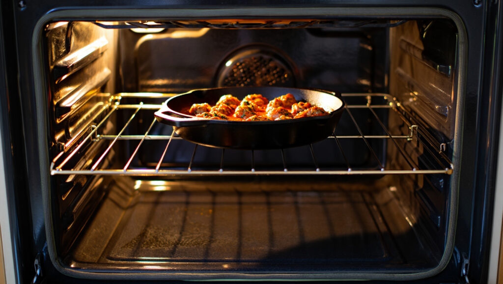 Pilons de Poulet au Paprika et Curcuma 5 Pilons de poulet rôtis au paprika fumé et curcuma, servis dans une poêle ou sur assiette, peau croustillante et dorée, accompagnements variés, scène de cuisine maison chaleureuse, style culinaire éditorial.