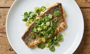 Bar de mer poêlé avec relish de scallions et piment