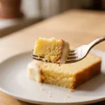 Haitian cake au rhum, zeste de citron et glaçage à la vanille